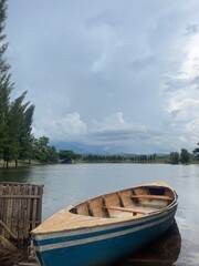 Obraz premium boat on the lake