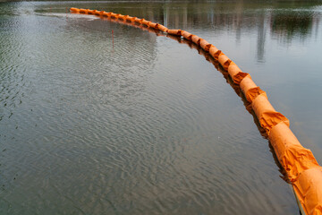 川に設置されたオイルフェンス、Oil boom、Oil fence、Containment boom、Oil-spill containment boom © hiro