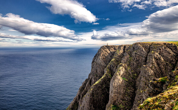 Panoramablick auf die menschenleere Steilk&uuml;ste des Nordkapp in Norwegen.