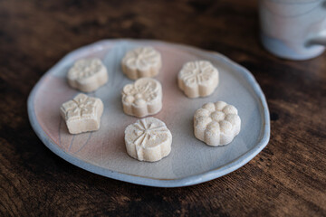 和菓子の落雁と緑茶, おやつ時間のティータイム