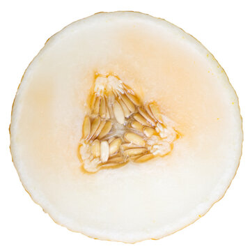 Sezione di Melone giallo, melone invernale, Cucumis melo, Inodorus, Cucurbitacee, Canary melon tagliato a met&agrave; con semi visibili all'interno di una sezione triangolare