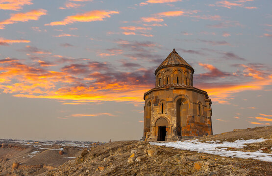 Ani Ruins in Kars are on the UNESCO World Heritage list. It was home to the Seljuks. It contains churches, mosques and houses. It is open to visitors as a museum.
