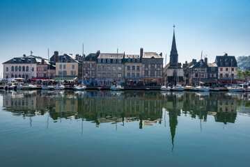 Vue du port de Honfleur, de jour, se reflétant dans l'eau