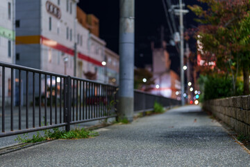誰もいない夜の路地裏の風景