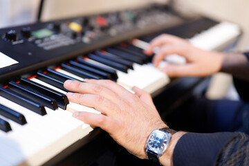 Obraz premium Mann spielt Keyboard auf einer Feier