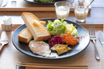 光がたっぷり入るカフェ　hakuの朝食