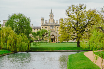 Obraz premium Photos of Oxford's enchanting small canals featuring picturesque boating scenes in classic wooden canoes. These images capture the serene beauty of Oxford’s waterways and landscape
