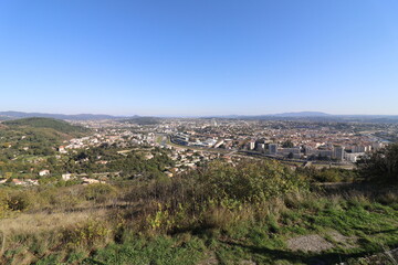 Vue d'ensemble de la ville depuis la colline de l'Ermitage, ville de Alès, département du Gard,...