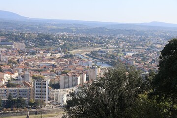 Fototapeta premium Vue d'ensemble de la ville depuis la colline de l'Ermitage, ville de Alès, département du Gard, France