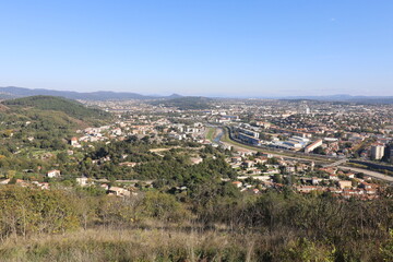 Vue d'ensemble de la ville depuis la colline de l'Ermitage, ville de Alès, département du Gard, France