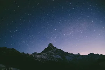 Selbstklebende Fototapeten starry night sky over the mountains © Pratik