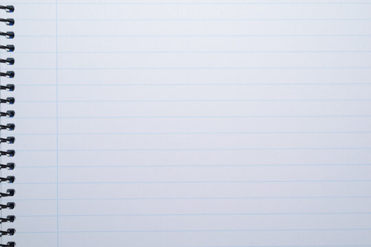 Una hoja de libreta de rayas. 