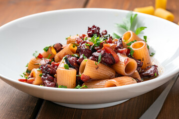 Piatto di pasta con ragù di polpo, ricetta mediterranea 