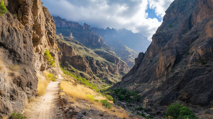 Wąska droga w kanionie, otoczona potężnymi ścianami z piaskowca, wprowadza w świat pełen surowej elegancji i naturalnych kontrastów.
