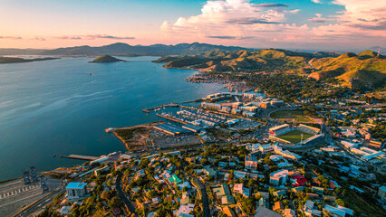 Fototapeta premium Sunset aerial backdrop of Konedobu Downtown POM clearly shows Tatana Village and looks to Baruni and Gerehu with a beautiful mountainous background