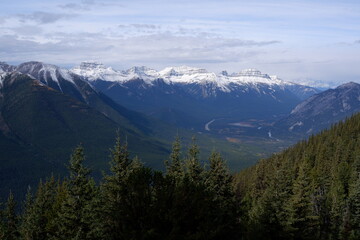 Obraz premium Photo of the Sundance Range with Mount Bourgeau, Mount Brett, Pilot Peak and Mount Temple in Banff National Park in Alberta, Canada.