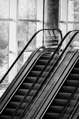 Escaleras mecánicas de un aeropuerto moderno. Fotografía en blanco y negro