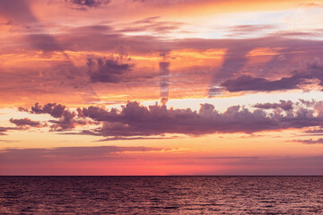 Obraz premium Amazing sunset sky above the sea.