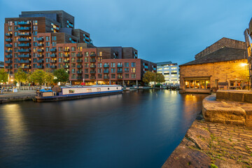 Obraz premium Leeds wharf canal with Aire river at blue hour. England