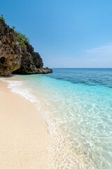 Obraz premium Clear Blue Waters and Sandy Beach under Blue Sky
