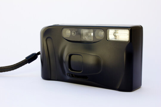 Analog cameras, offer a unique and creative way to capture memories. This camera provides a unique and creative way to capture memories, emphasizing the joy of analog photography. 