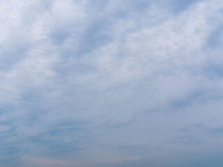 Obraz premium 深まる秋の曇り空01