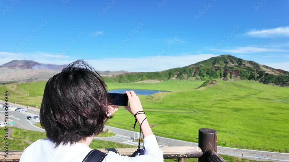 Poster スマホ、スマートフォン、女性、景色、撮影、旅行、観光、観光地、展望台、写真、動画、ビデオ、観光客、名所、自然、風景、日本、アプリ、パノラマ、展望、地平線、青空、草原、高原、環境、記念、旅行者、レジャー、アクティビティ、登山、山頂、絶景、平原、晴れ、山岳、アウトドア、ムービー、トレッキング、ハイキング、夏、休暇、夏休み、草千里ヶ浜、阿蘇、SNS、ソーシャルメディア、映える、眺める、携帯