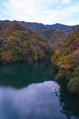紅葉と湖