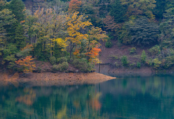 紅葉と湖