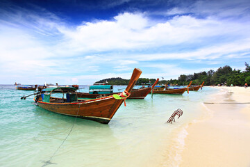 Obraz premium Traditional Thai Long tail boats moored on the Lipe beach, at lipe island. Satun Province Thailand