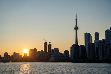 Obraz premium Toronto Downtown skyline from the Toronto Islands at sunset.