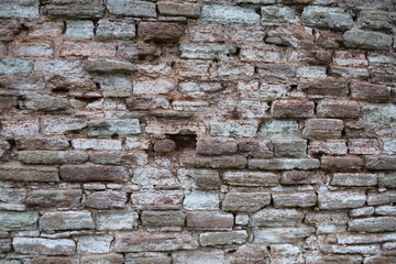 Obraz premium The texture of the destroyed brickwork of the Middle Ages. Preserved fortress walls.
