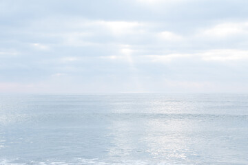 北海道の早朝の海と天使の梯子