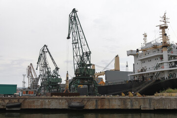 Obraz premium Portal cranes standing on quay in Varna port