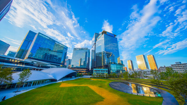 青空と大阪駅北区の都市風景