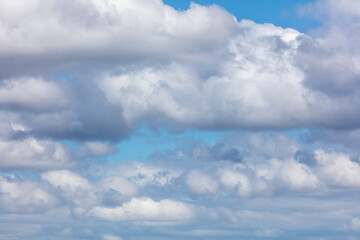 Obraz premium White clouds against a blue sky