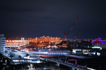 ライトアップされた建物とクレーン