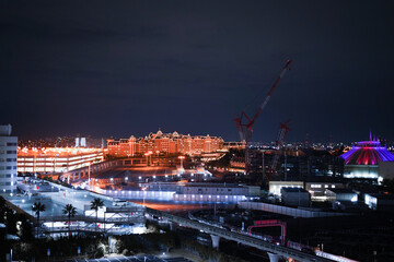 夜の都市とクレーンの風景