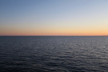 Obraz premium Von Bord einer Fähre von Kopenhagen über Frederikshavn nach Oslo ist der Sonnenuntergang über dem Kattegat zu sehen. Die See ist ruhig an diesem Sommerabend.