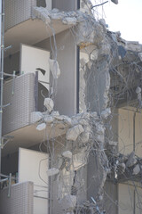 建物の一部が崩れた風景