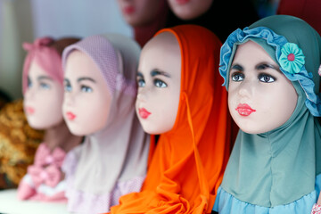 Obraz premium Hijab muslim headwear for ladies in a market. Ampel Arab Quarter. Surabaya. Indonesia.