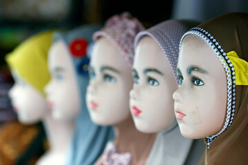Obraz premium Hijab muslim headwear for ladies in a market. Ampel Arab Quarter. Surabaya. Indonesia.