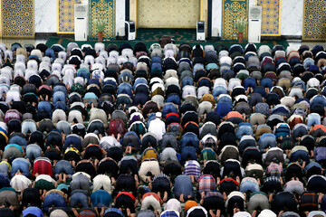 Obraz premium Al Akbar Surabaya National Mosque. Muslim men praying together at Friday prayer. Surabaya. Indonesia.