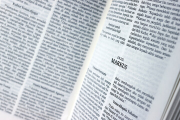 Obraz premium Bible in Indonesian. Gospel according to Mark.