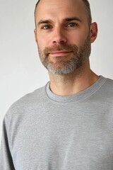 Obraz premium Man with grey beard and a grey shirt.