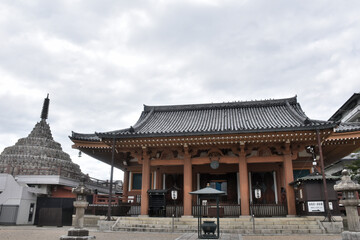Fototapeta premium あせた朱色の柱が美しい壬生寺