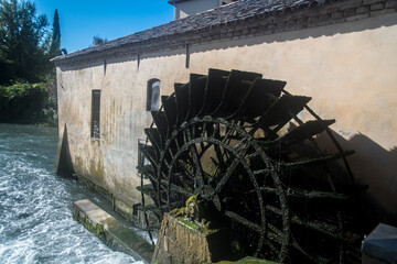 La ruota dei mulini di Sanr’Andrea nel centro storico di Portogruaro gira trascinata dalla corrente del fiume Lemene