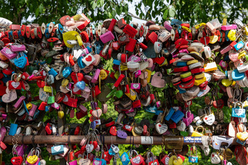 Obraz premium A symbol of love with padlocks of various colors