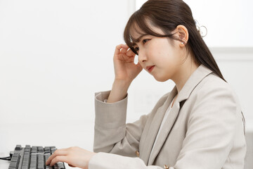 仕事中デスクワークで体調が悪くなる女性