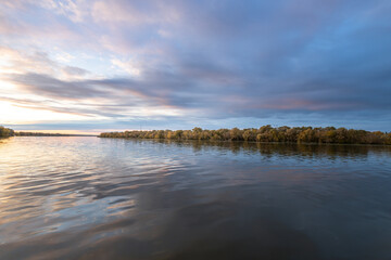 Fototapeta premium The water is calm and the sky is cloudy